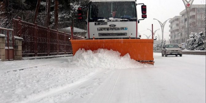 Van'da 403 yerleşim yerinin yolu kardan kapandı