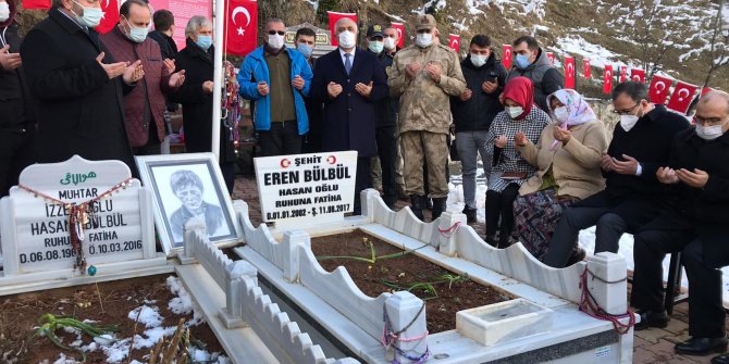 Bakan Kasapoğlu, Eren Bülbül ile Özkan Sümer'in kabirlerini ziyaret etti