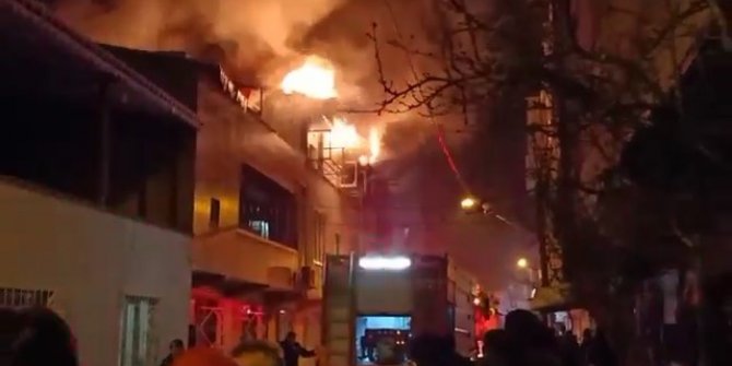 2 katlı evde çıkan yangın yan binalara sıçramadan söndürüldü