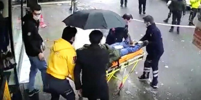 Kaldırımda yürüyen kişinin kafasına buz parçası düştü