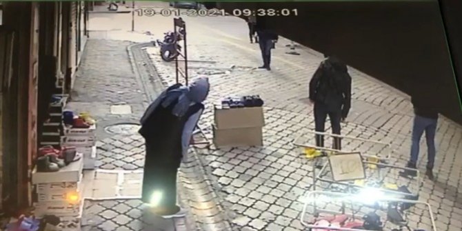 Yürürken yanına pencere camı düşen adam saniyelerle kurtuldu