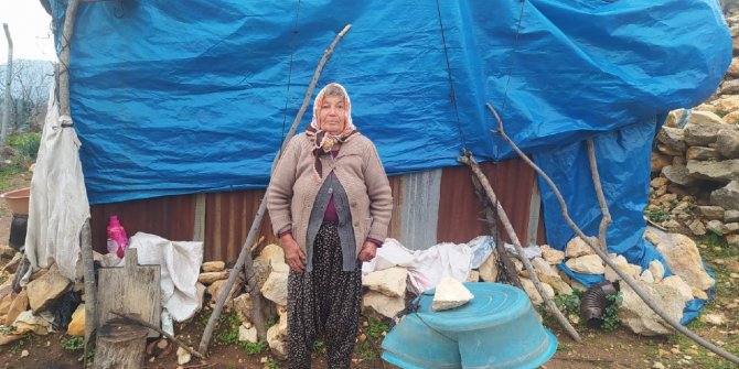 Yaşlı kadın, yardım bekliyor