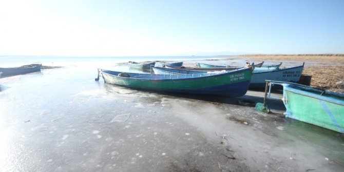 Beyşehir Gölü’nün kıyı kesimi kısmen buz tuttu