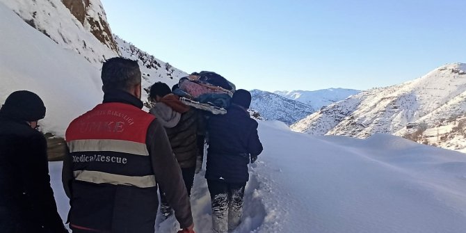 5 kilometre omuzlarda ve kızağa çevrilen sedyede taşınarak kurtarıldı