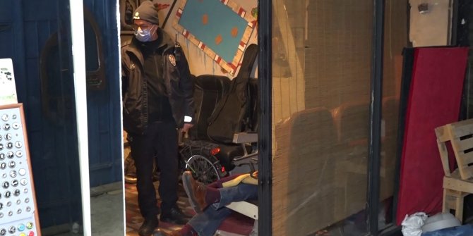 Esnafın üşümesin diye üzerine battaniye örttüğü kişi, iş hanında ölü bulundu