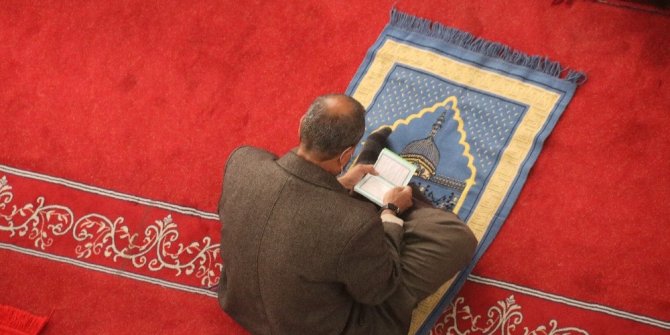 Gazze’de camilerde 49 gün sonra ilk Cuma namazı