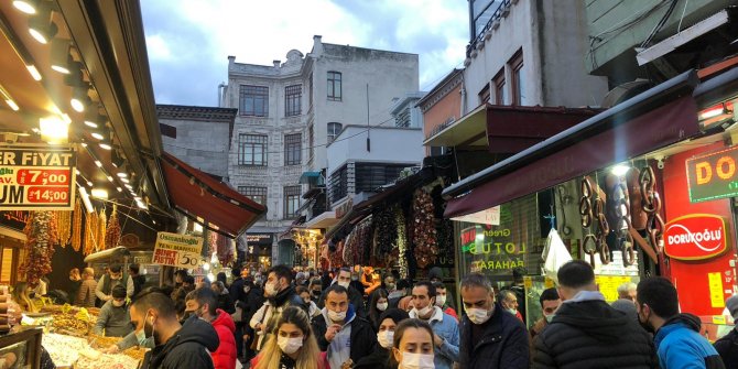 Kısıtlama öncesi Mısır Çarşısı'nda adım atacak yer kalmadı
