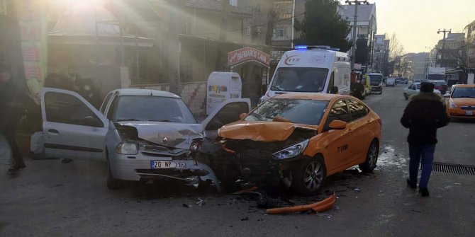 Taksi ile otomobilin çarpışması kamerada; 4 yaralı