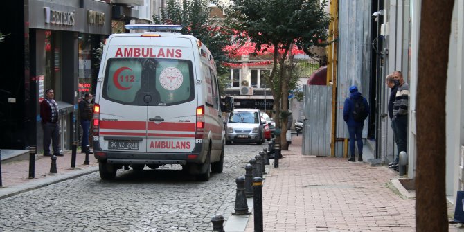 Sokağın ortasına park ettiler, Ambulansı dakikalarca beklettiler
