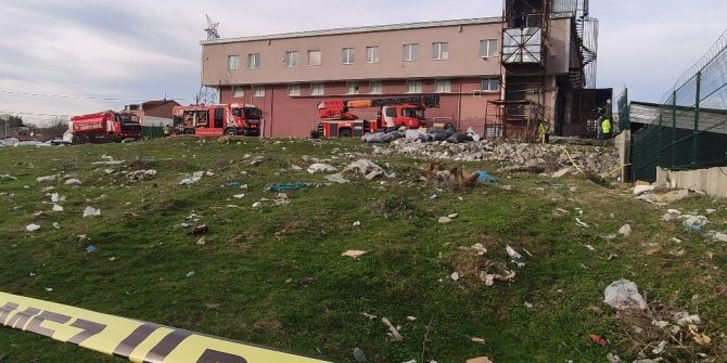 Arnavutköy’deki fabrikada çıkan yangında lüks araçlar küle döndü