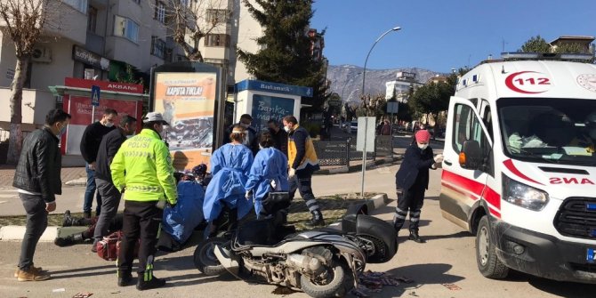 Boş yolda kamyonet ile otomobil çarpıştı