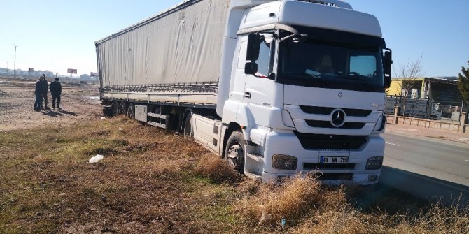 Seyir halinde kalp krizi geçiren sürücü tırı boş alana sürdü