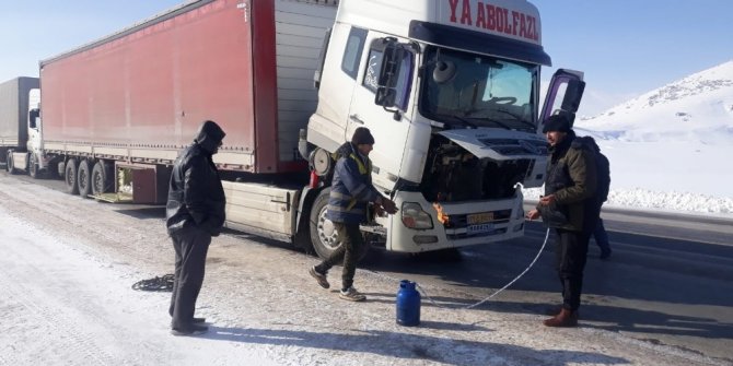 Eksi 25 derecede yakıt depoları donan sürücüler yolda mahsur kaldı