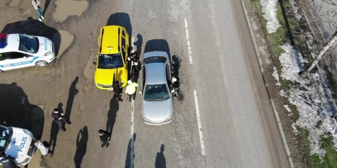 Sokağa çıkma izni olmayan yolcuyu taşırken, polisten kaçan taksi sürücüsü cezadan kaçamadı