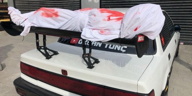 Kanlı, kefenli modifiye araç polisi harekete geçirdi