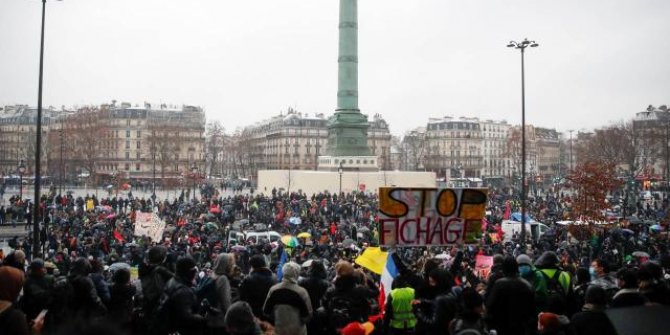 Fransa'da hükümet protesto edildi