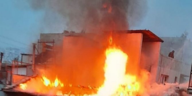 İzmir'de tek katlı ev yanarak kül oldu