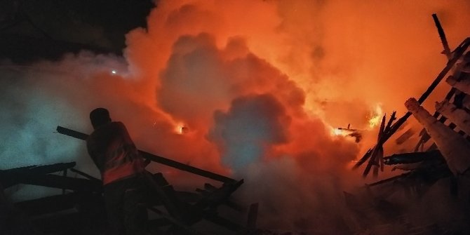 21 yıl önce yanan kereste fabrikası yine alevlere teslim oldu