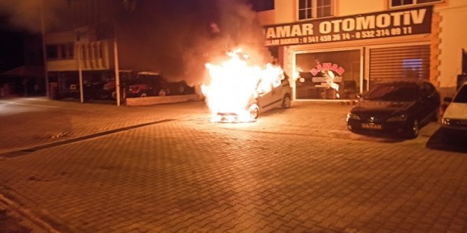Galeri önündeki satılık araç alev topuna döndü