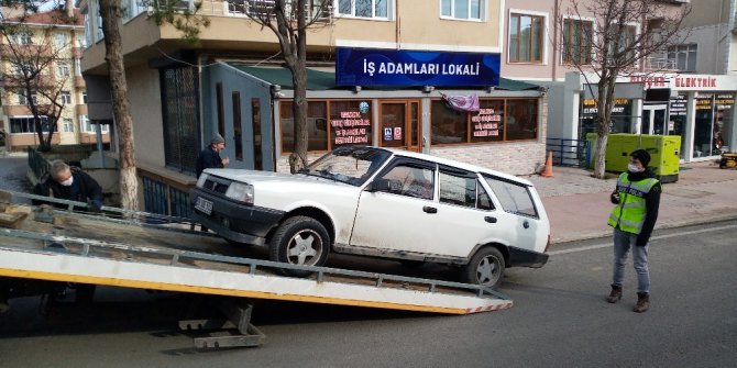 Emanet aldığı arabanın yakalamalı olduğunu öğrenince şaşkına döndü