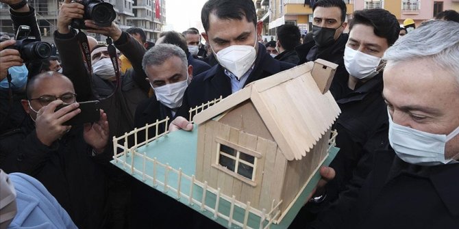 Bakan Kurum'dan Elazığ'da depremzede çocuğun yaptığı maket eve tam not