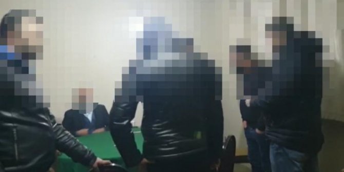 Koçbaşı ile kapıyı kırıp kumar oynayanları yakaladılar