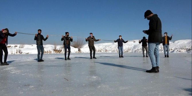 Buz tutan çay üzerinde konser ve korona tedbirli halay