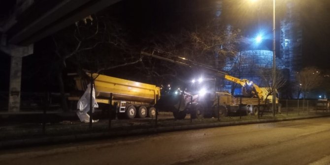 Seyir halindeki tırın açılan dorsesi üst geçide takıldı