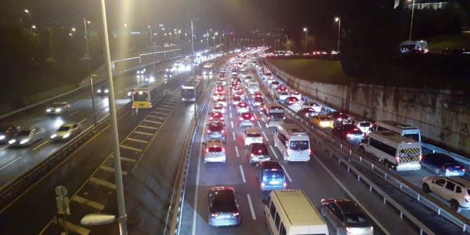 Kısıtlama sonrası İstanbul’da trafik yoğunluğu başladı
