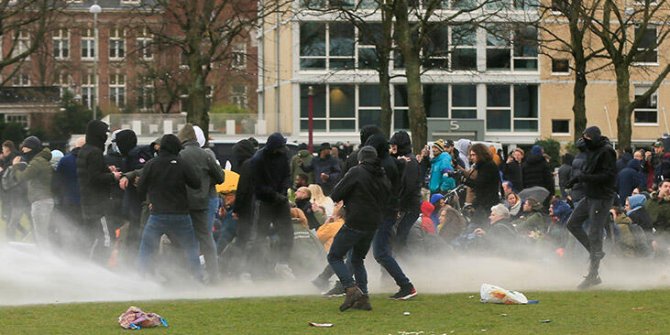 Hollanda'da sokağa çıkma kısıtlamasının dördüncü gününde protestolar sürüyor