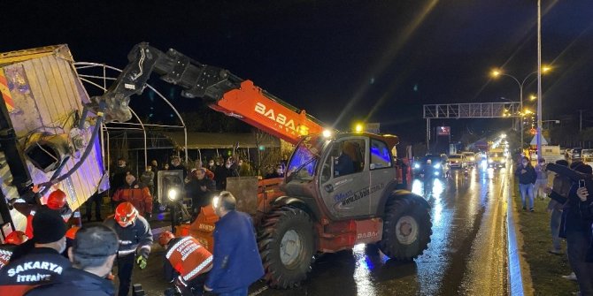 Sakarya’da feci kaza, kamyon 2 aracın üzerine devrildi