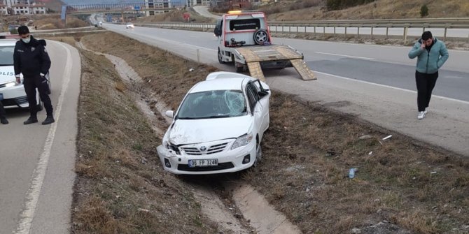 Takla atan otomobil şarampole devrildi: 2 yaralı
