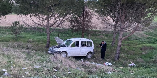 Takla atan ticari araç şarampole uçtu,; aynı aileden 3’ü ağır 6 yaralı