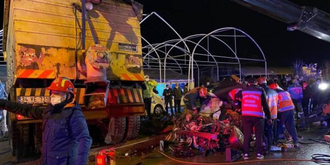 Sakarya'da kamyon otomobillerin üzerine devrildi