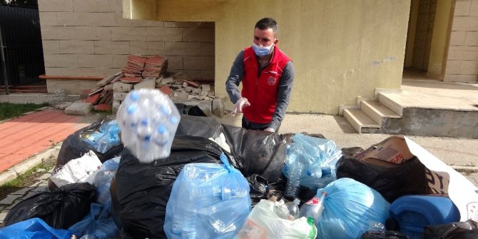 Topladığı plastik şişelerle öğrencilere umut oluyor