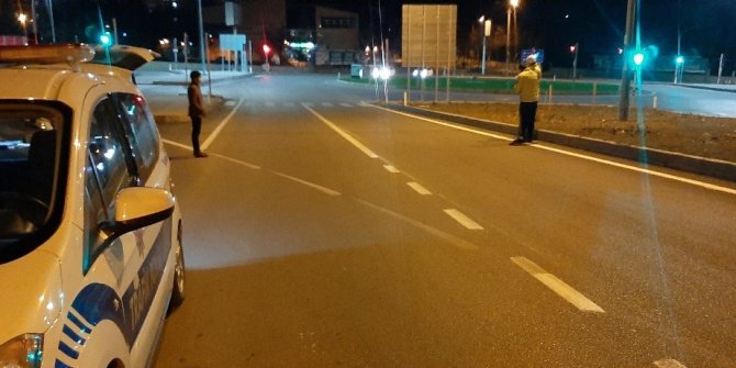 Kurye kavşakta motosikleti devirdi