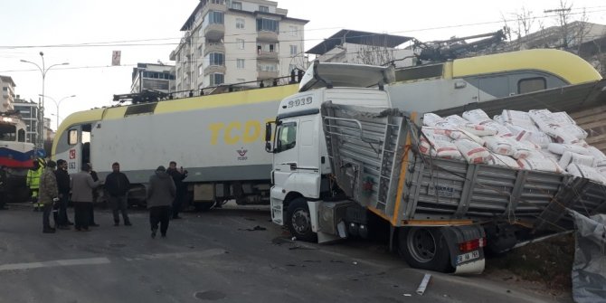 Tren tıra böyle çarptı
