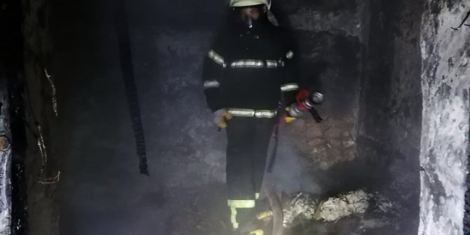 Yaşlı adam yangında dumandan zehirlendi