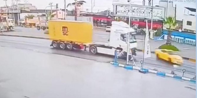 Turgutlu'da otomobil sürücüsünün yaralandığı kaza güvenlik kamerasında