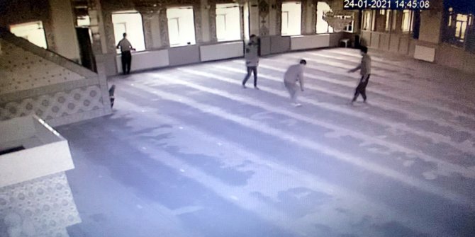 Camiye giren 5 çocuk ortalığı birbirine kattı