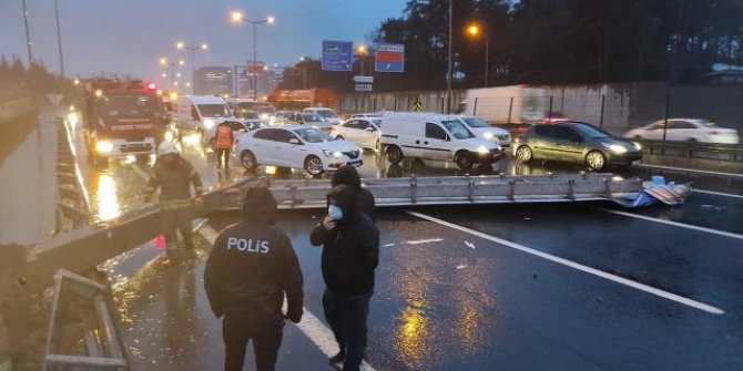 İstanbul'da yön tabelası yola devrildi, araçlar kaza yaptı