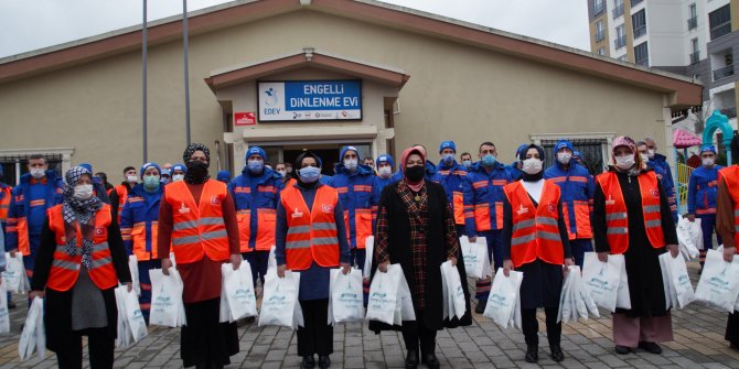 Sancaktepe’de vatandaşlara hijyen seti verildi