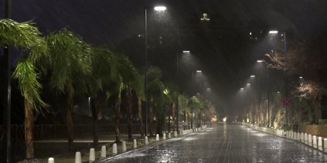 Antalya'da fırtına hayatı olumsuz etkiledi