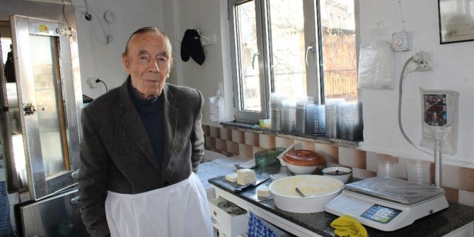 İhtiyar delikanlı Eşref Amca, 90 yaşında işinin başında