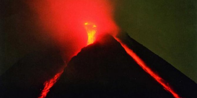 Merapi Yanardağı'nda son 6 saatte 22 patlama