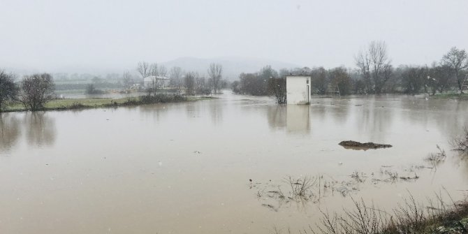 Kocabaş Çayı taştı, tarlalar su altında kaldı