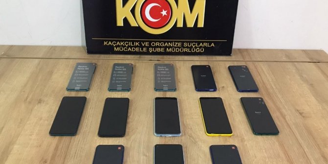 Kaçak cep telefonu ve makaron ele geçirildi
