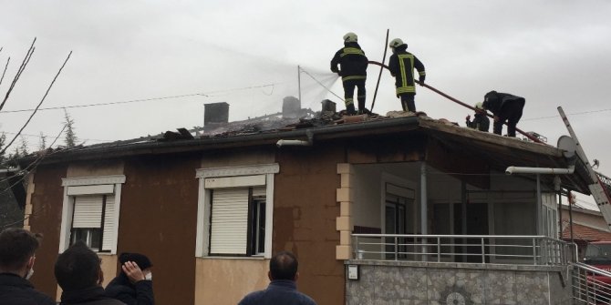 Konya’da müstakil evin çatısında yangın