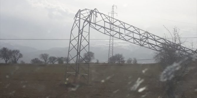 Sivas'ta rüzgar demir elektrik direklerini eğdi