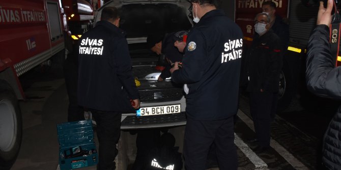 Otomobilin motoruna giren kediyi itfaiye ekipleri kurtardı